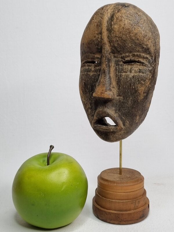 Masque passeport Dan ancien en bois sculpté 15 cm, avec support