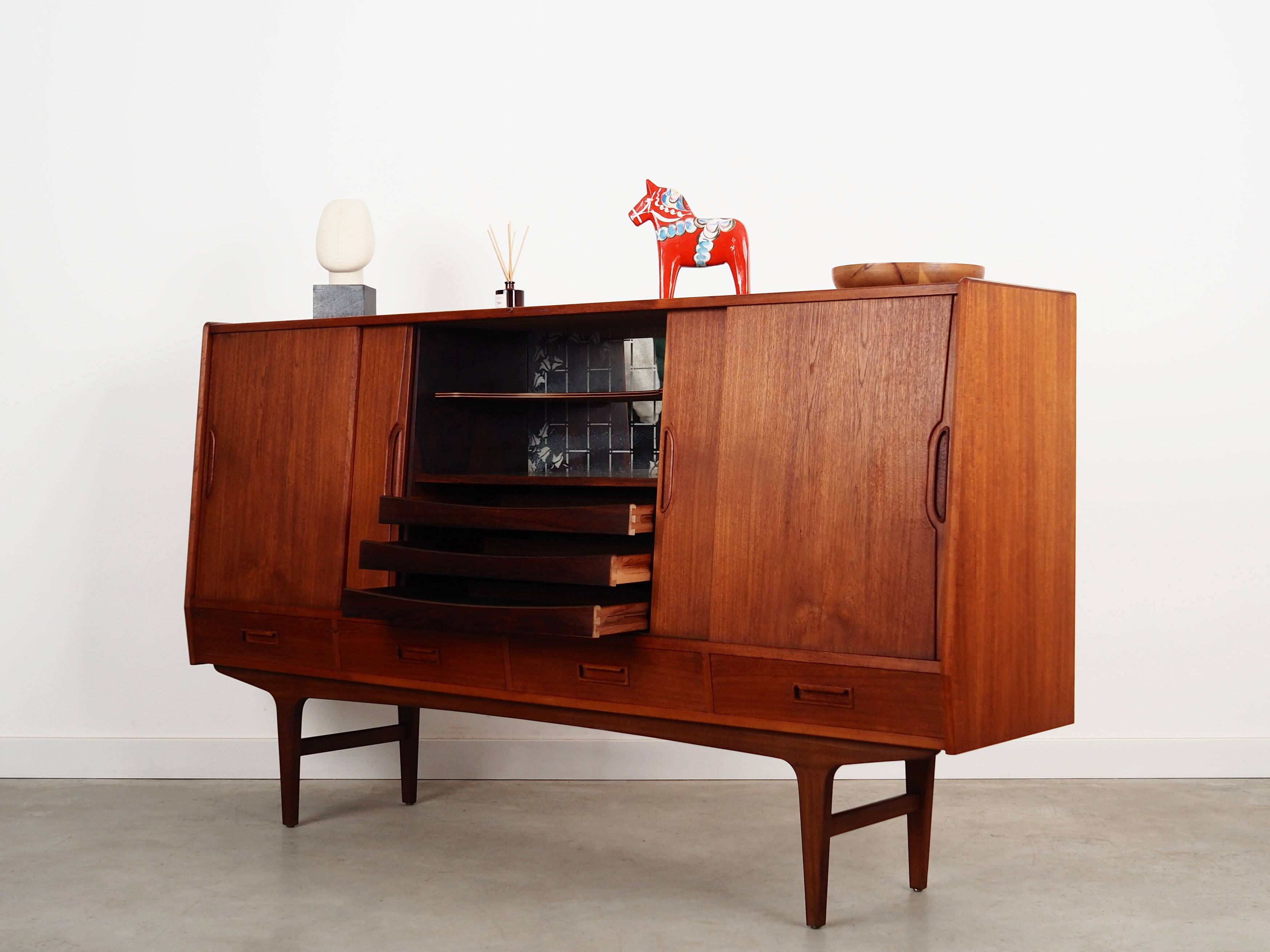 Buffet haut en teck, design danois, années 1970, fabriqué par Børge Dam