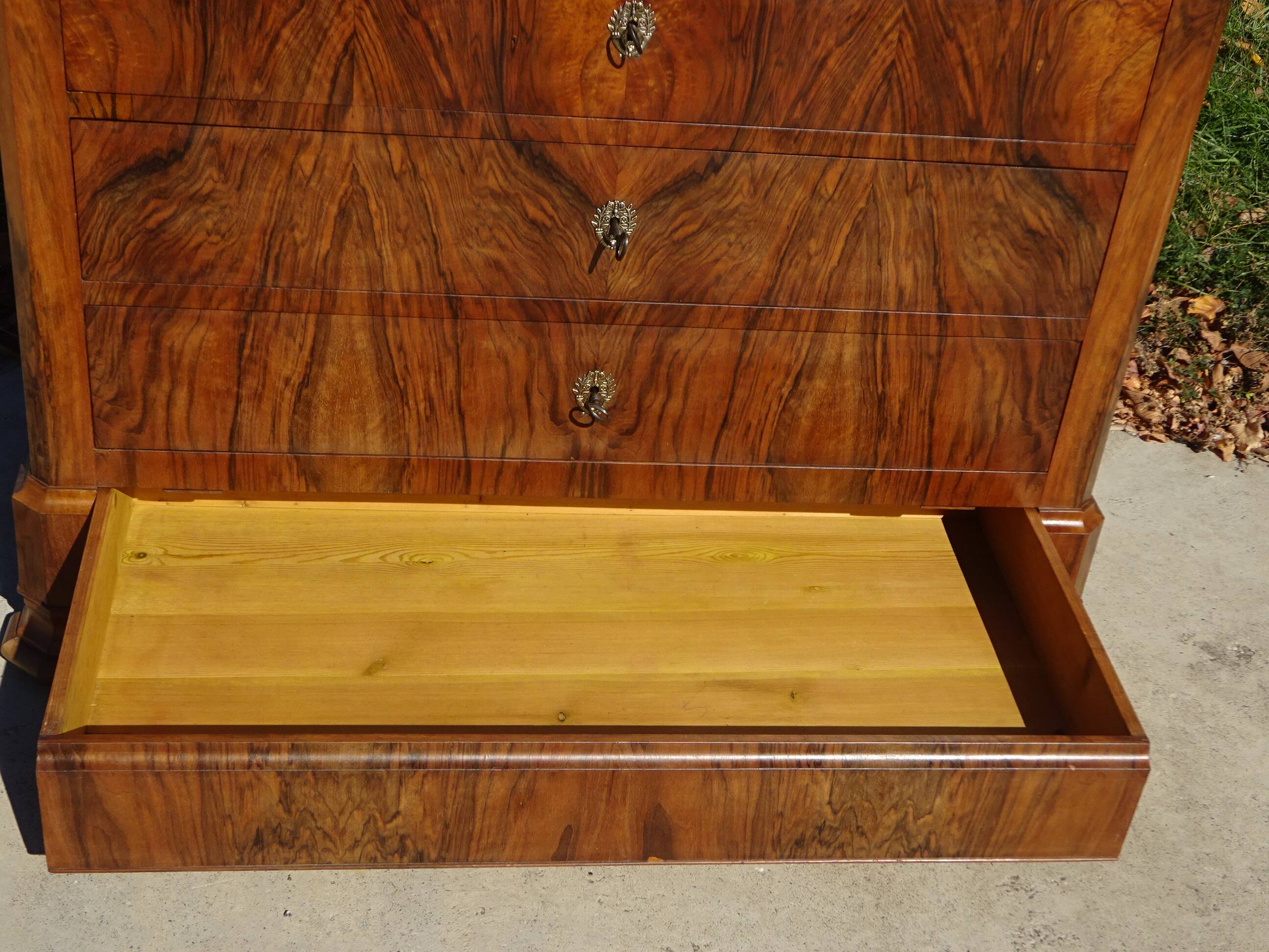 Commode en noyer et ronce de noyer style Louis Philippe