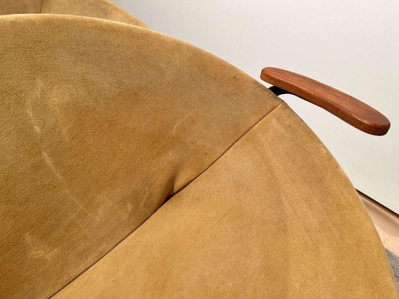 Ensemble de fauteuils lounge en cuir suédé jaune attribués à Hans Olsen, Danemark, années 1960.