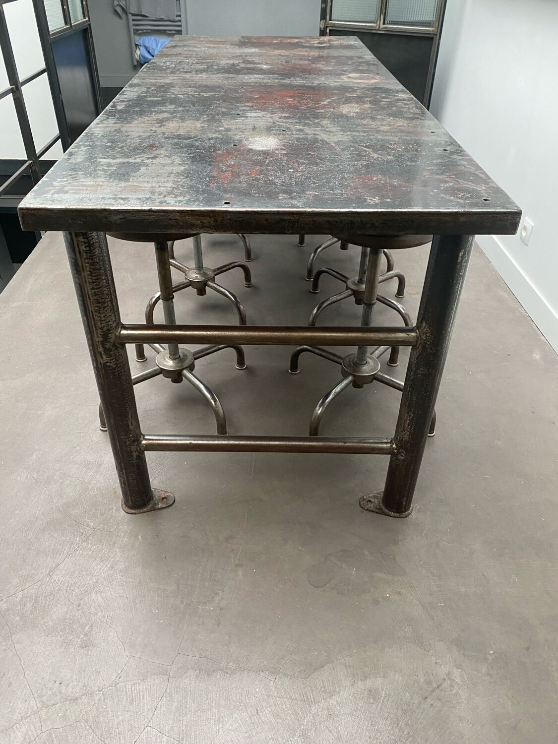 Industrial table with 6 pneumatic stools.