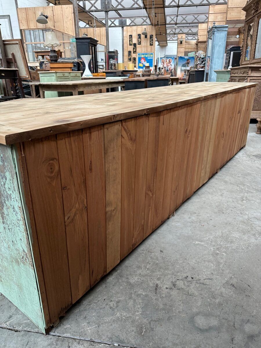 Patinated workshop furniture from the early 20th century.