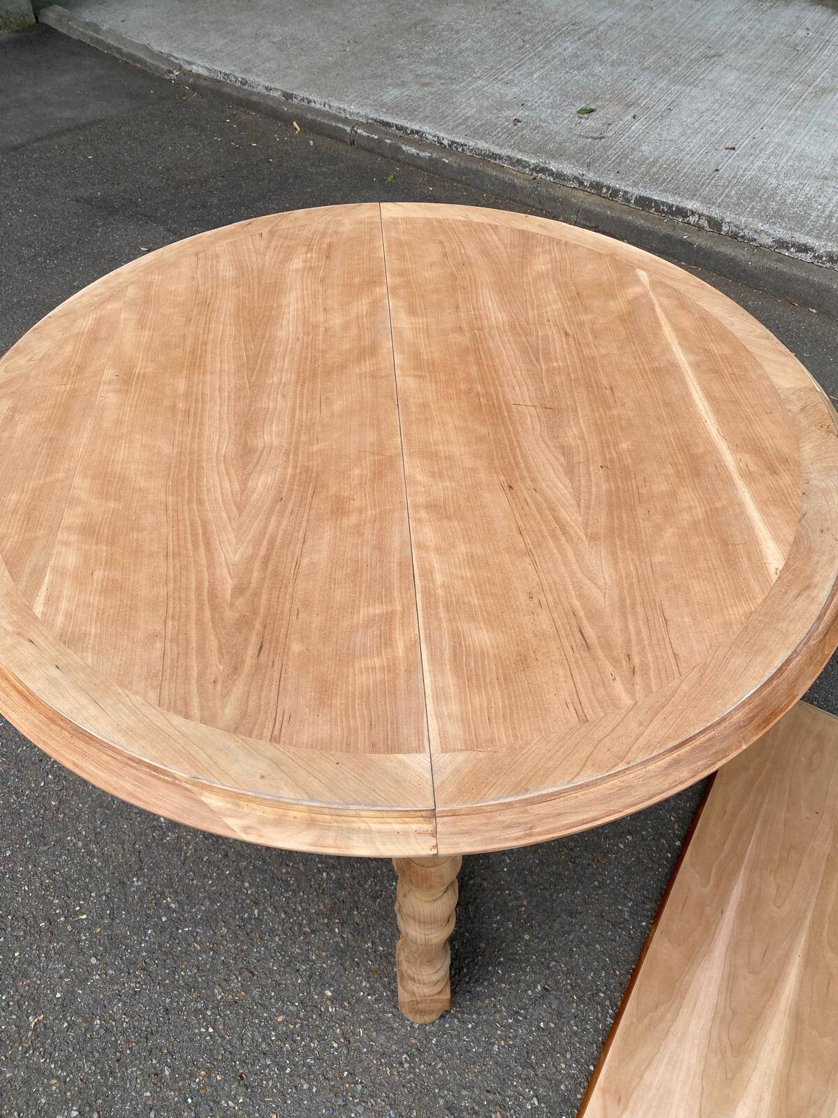 Round extendable farmhouse dining table, stripped, Louis XIII style from the 1960s.