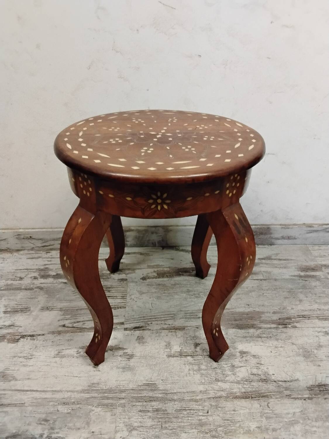 Small side table, pedestal table