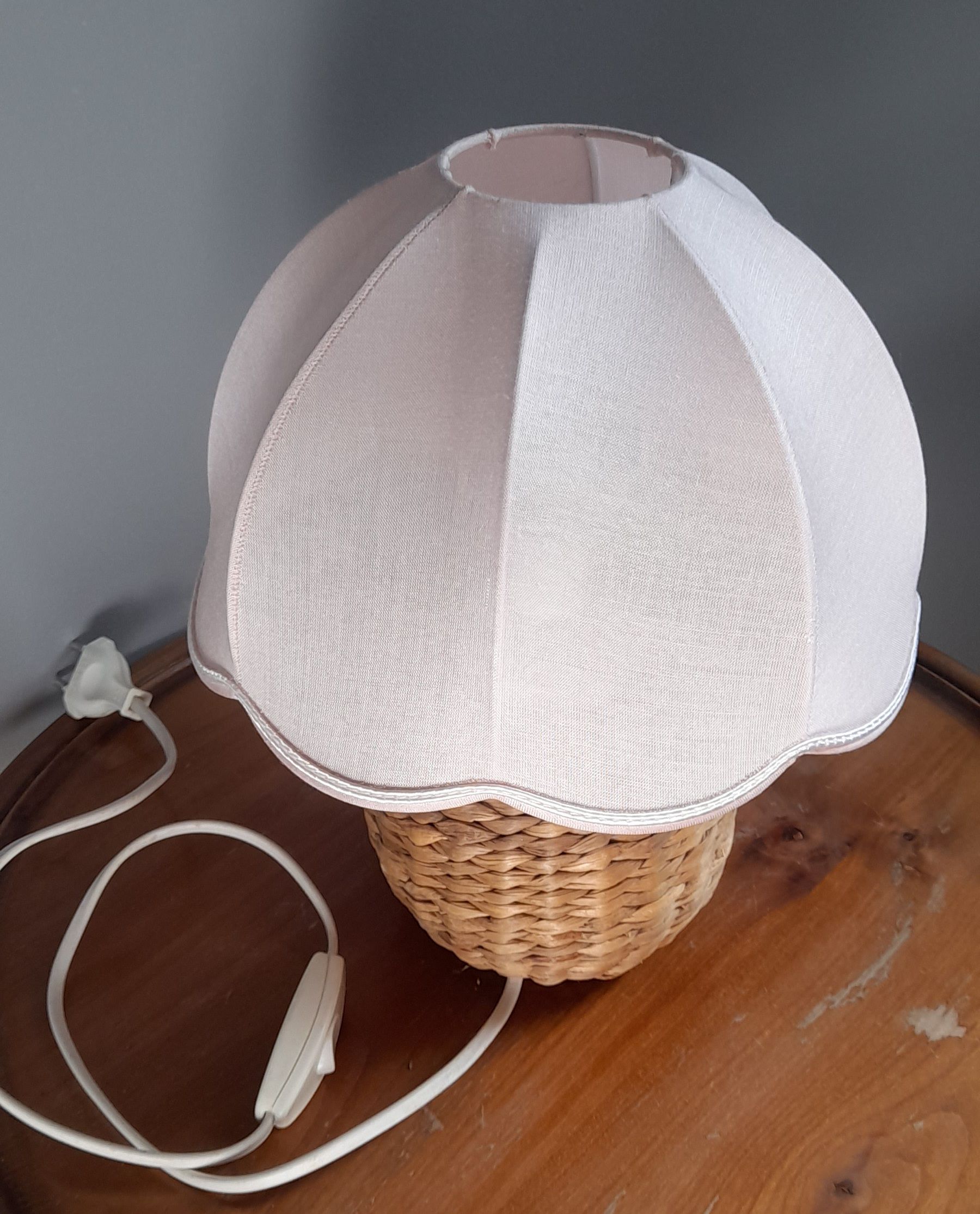 Bedside lamp foot ball in natural fiber, rattan, pink lampshade