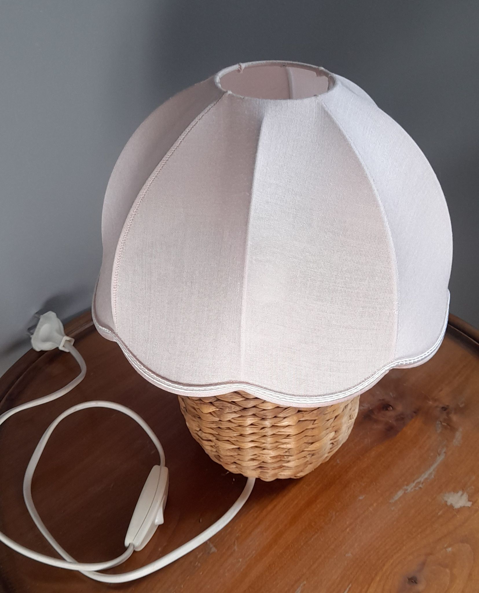 Bedside lamp foot ball in natural fiber, rattan, pink lampshade