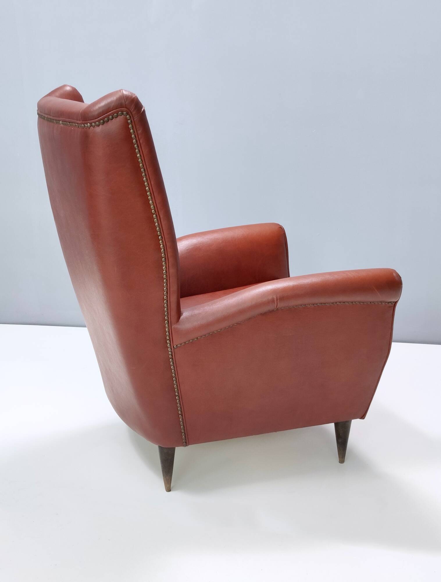 Fauteuil à oreilles en Skai Attr. au modèle 512 attr. à Gio Ponti Produit par ISA