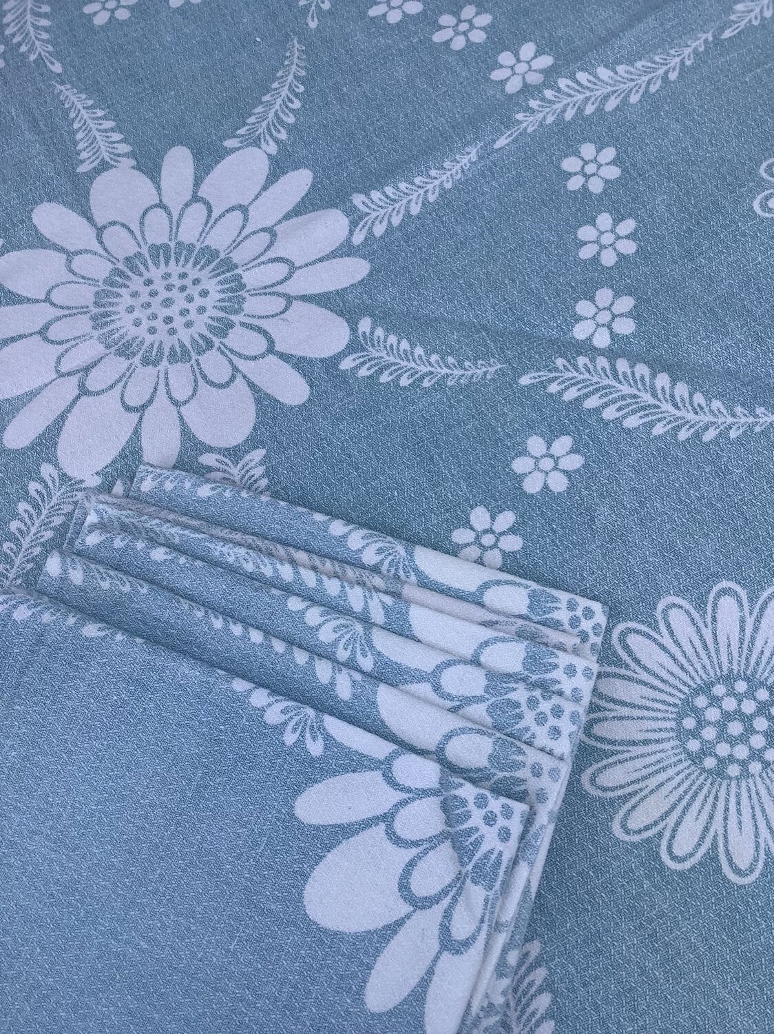 Oval tablecloth and 6 towels