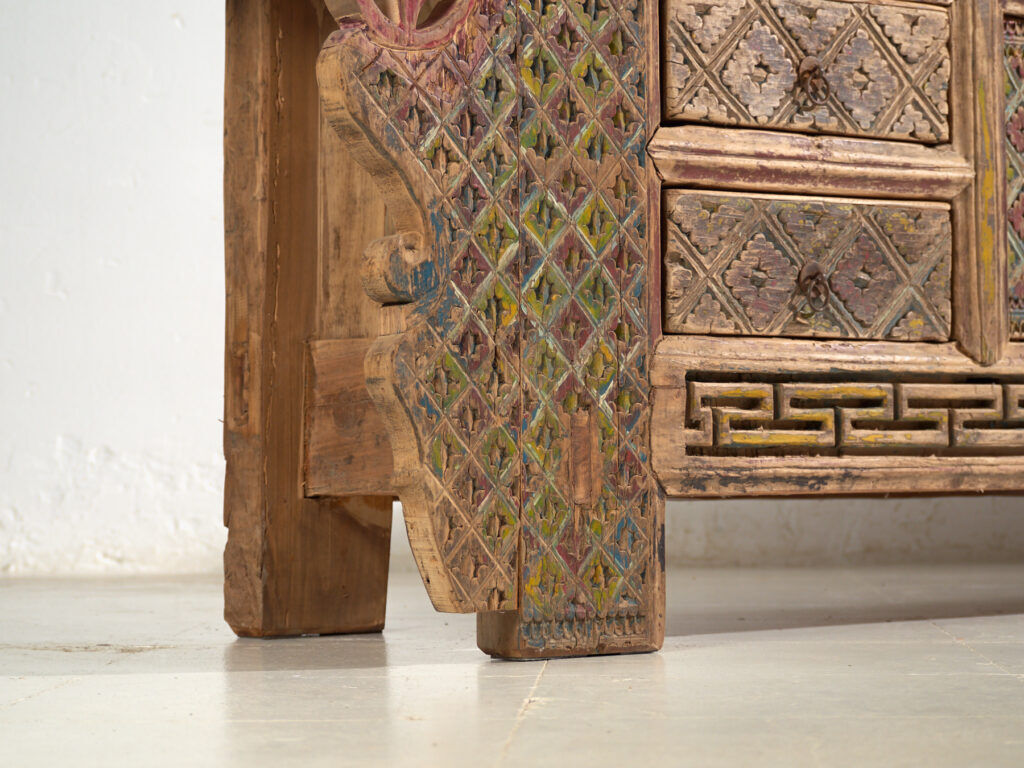 Buffet bas ancien chinois sculpté en sapin à panneaux ornés – Gansu, vers 1930