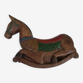 Cheval à bascule en bois sculpté