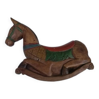 Cheval à bascule en bois sculpté