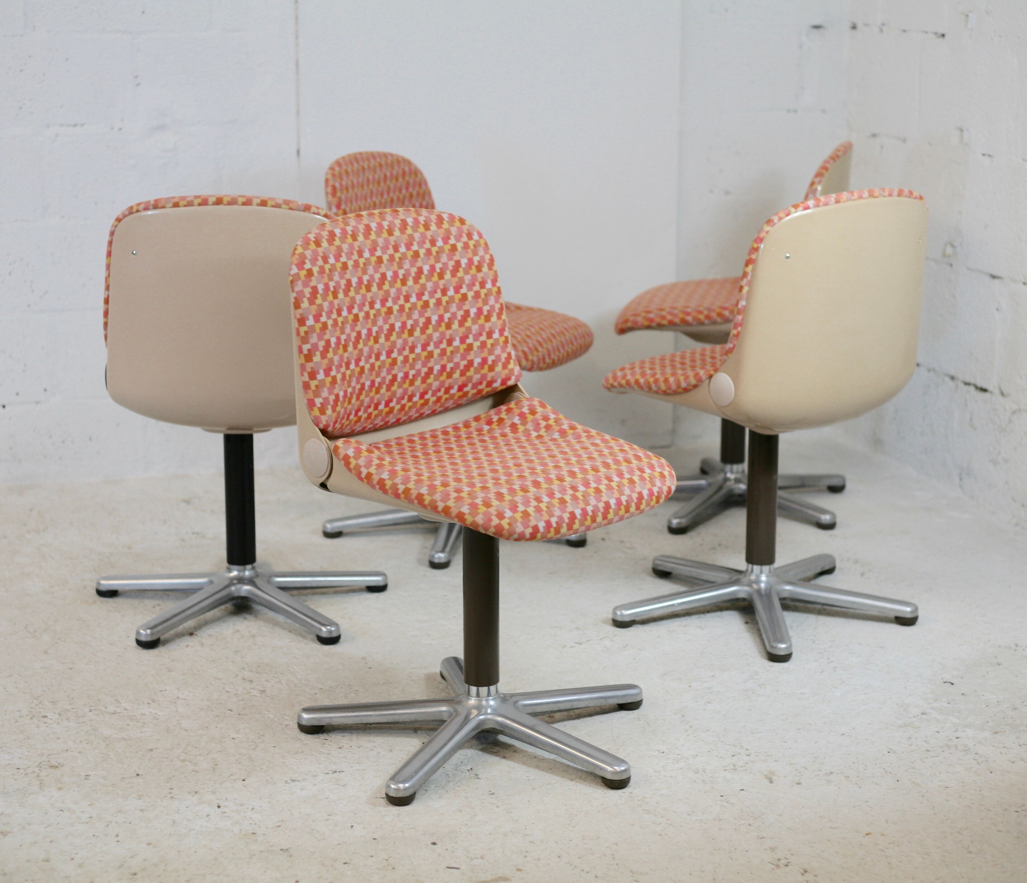 5 chairs "space age", Wilkhahn edition, plastic shells, star steel base. Circa 1970