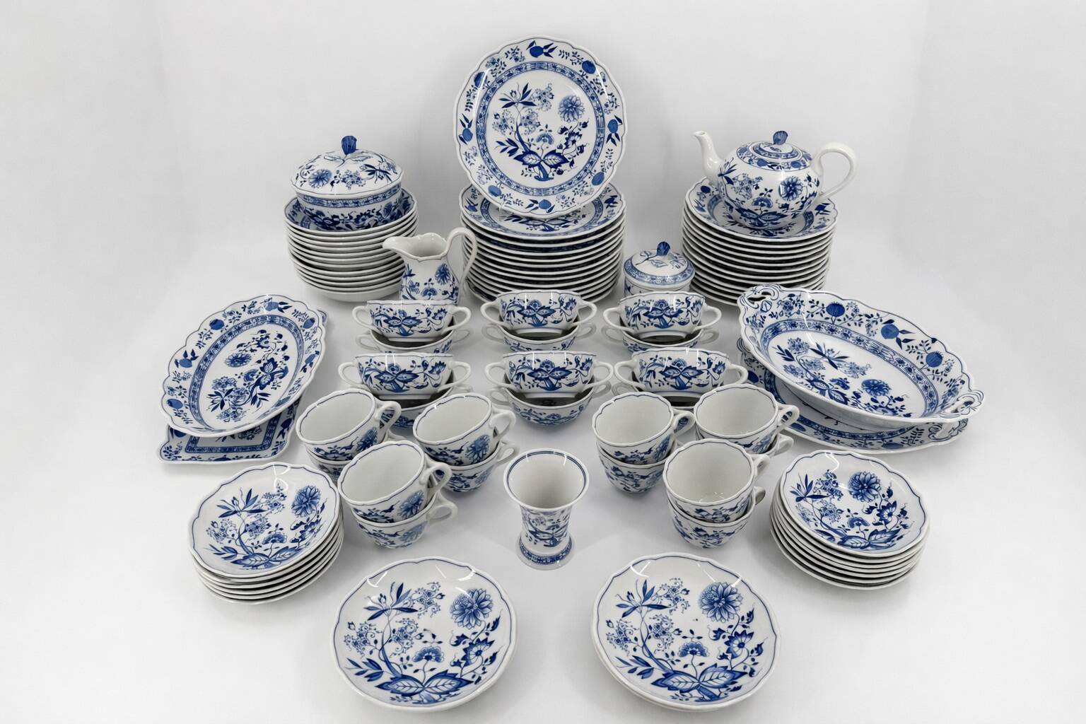 Hutschenreuther Service - Blue Onion -  Set for 12 (94 pieces)