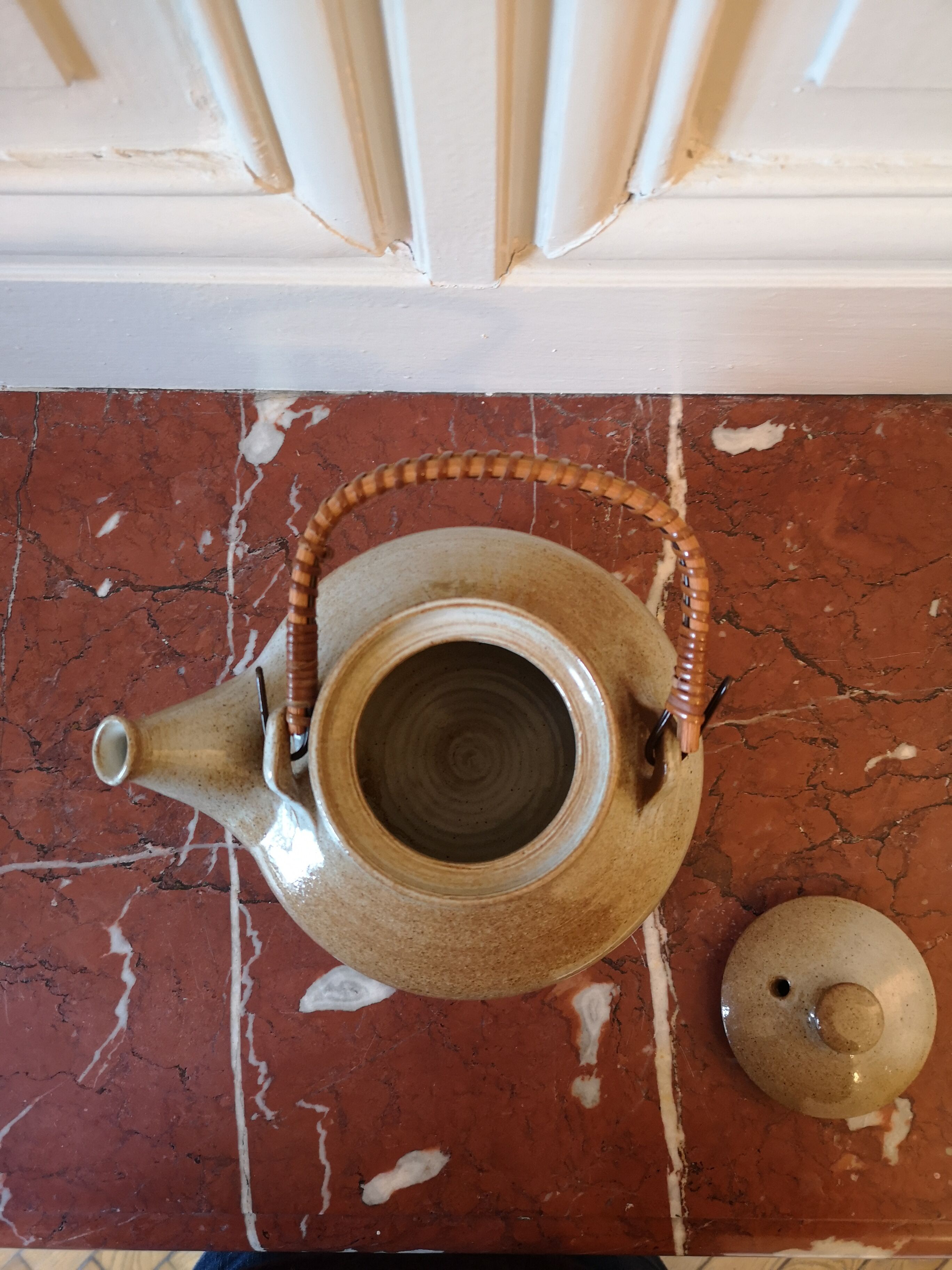 Ceramic teapot with filter