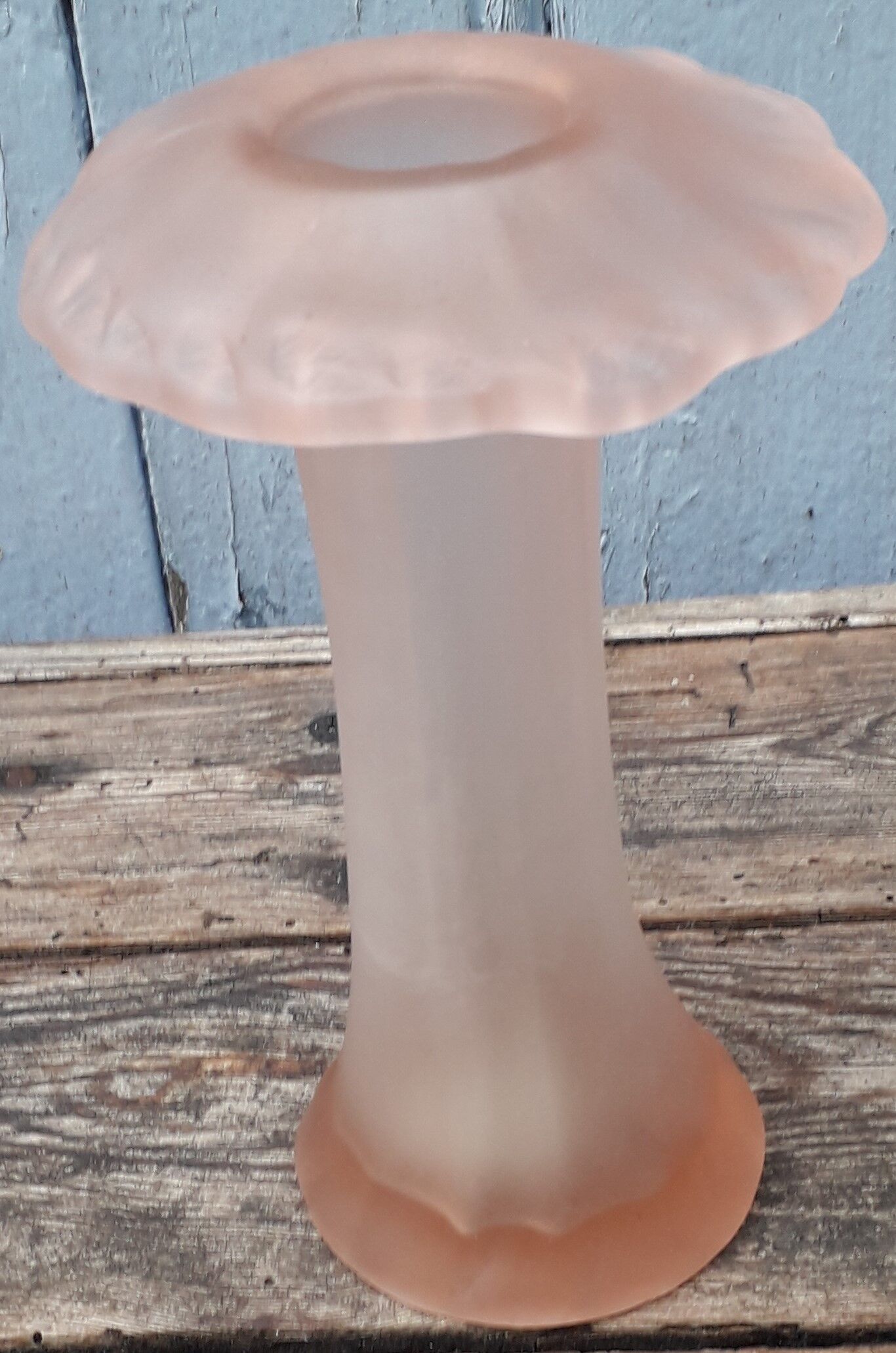 Mushroom-shaped vase in pink blown glass