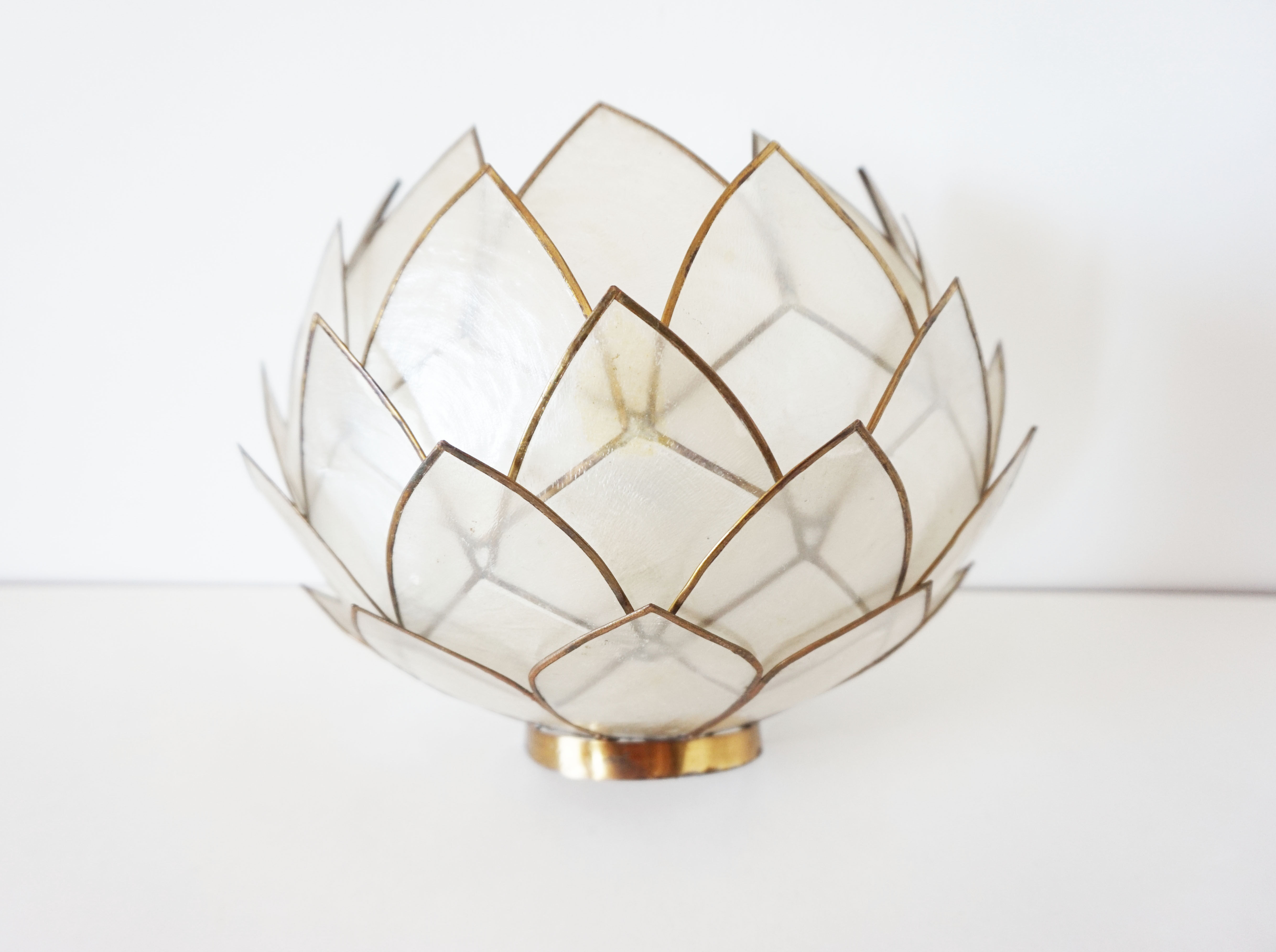 Wall lamp in vintage mother-of-pearl petals