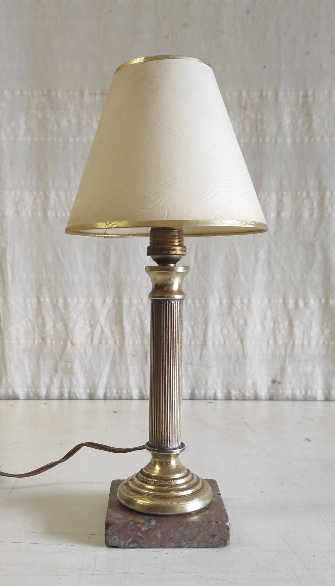 Table lamp in gilded brass and marble - mid 20th century.
