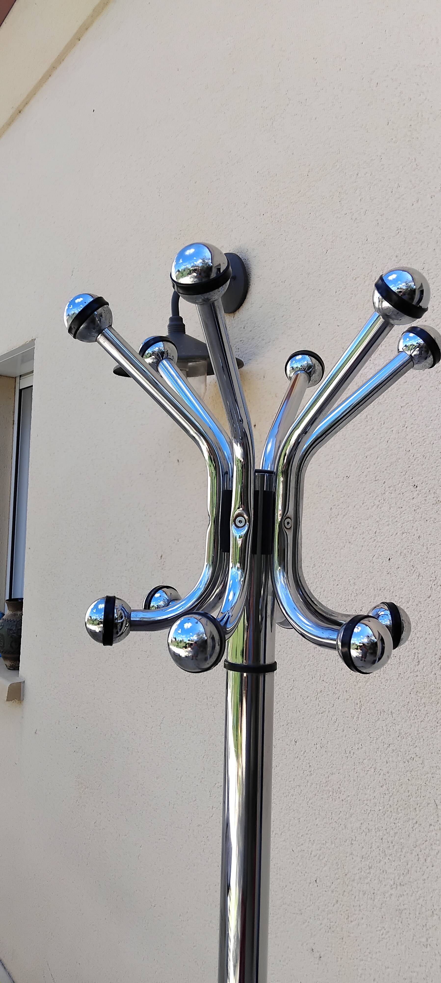 Vintage chrome coat rack parrot design from the 70s and 80s.