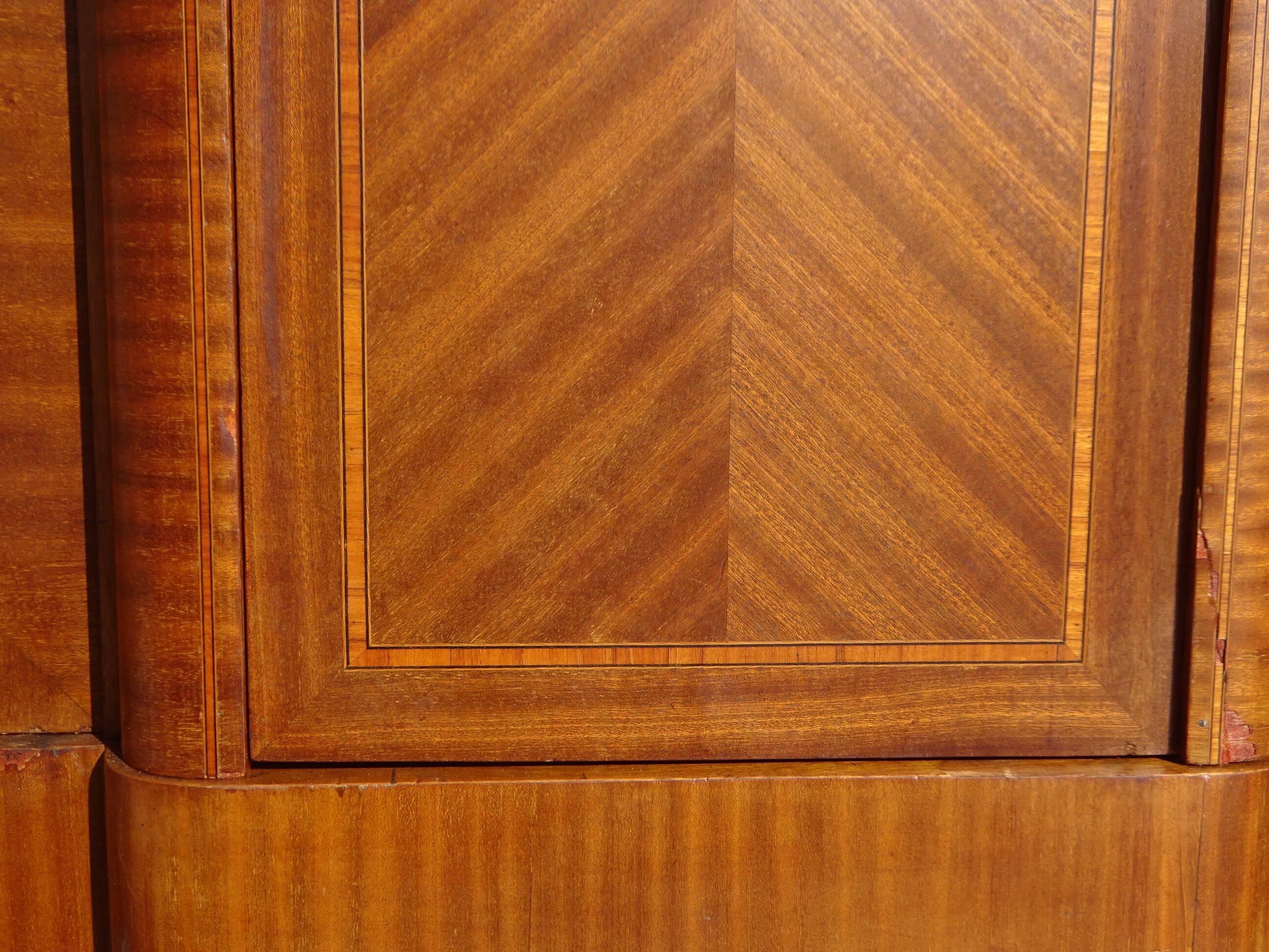 Ancienne armoire Louis XVI avec bronze et marqueterie