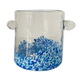 Vase cylindrique à anses en verre incolore éclaboussé de bleu et de blanc en partie basse