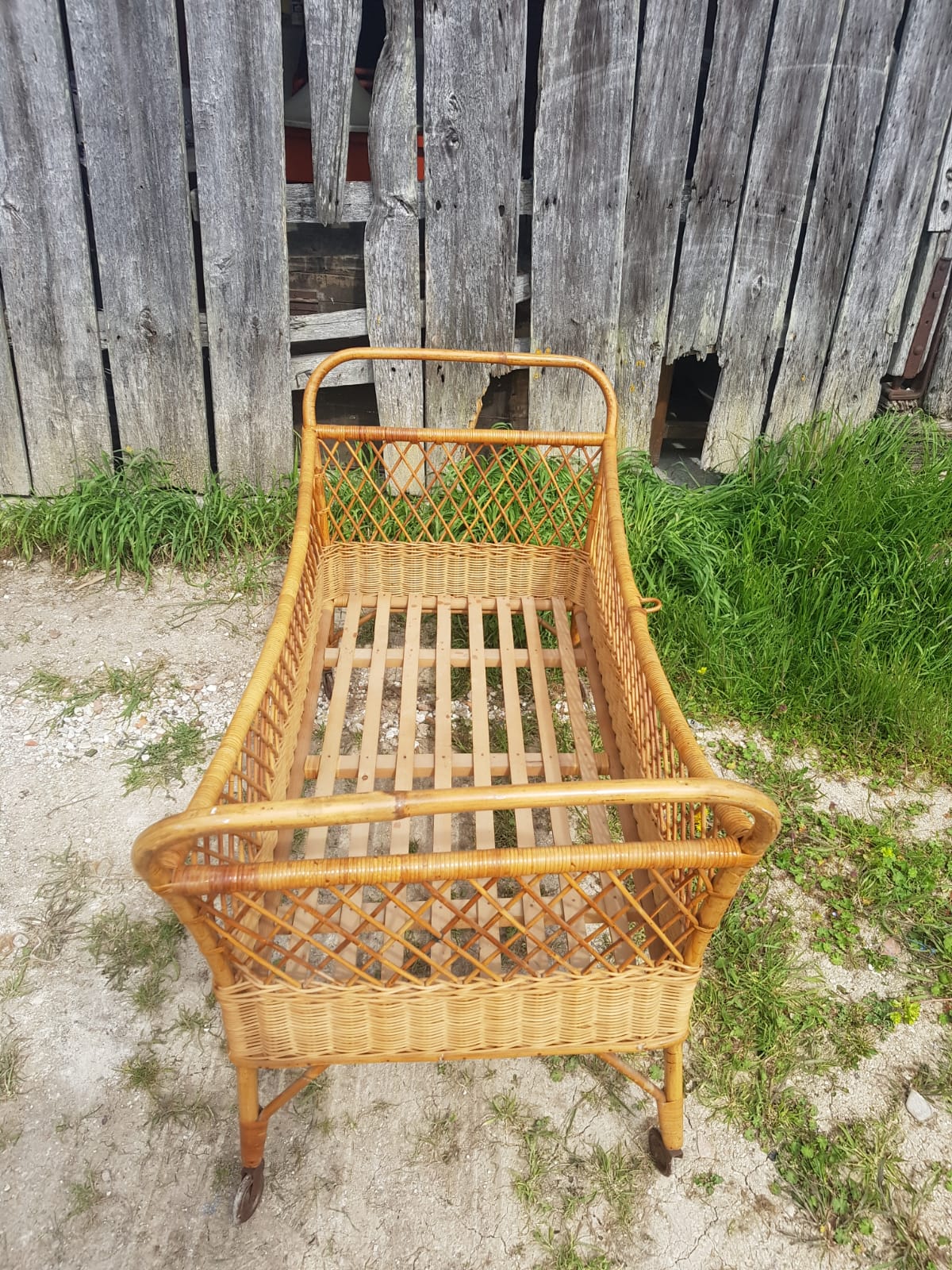 Former cradle bed baby rotin curved on vintage 60s roulettes