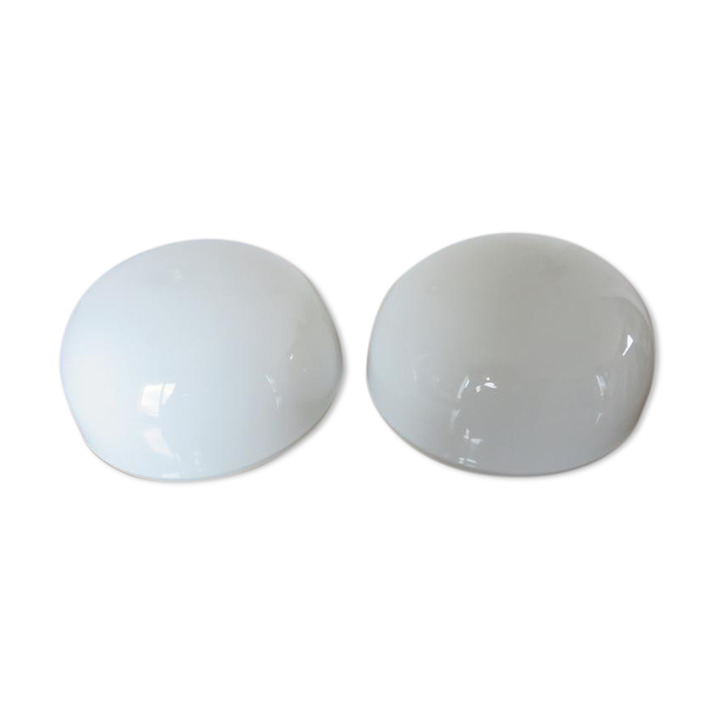 Paire d'appliques " pilule " en opaline blanche années 60 70