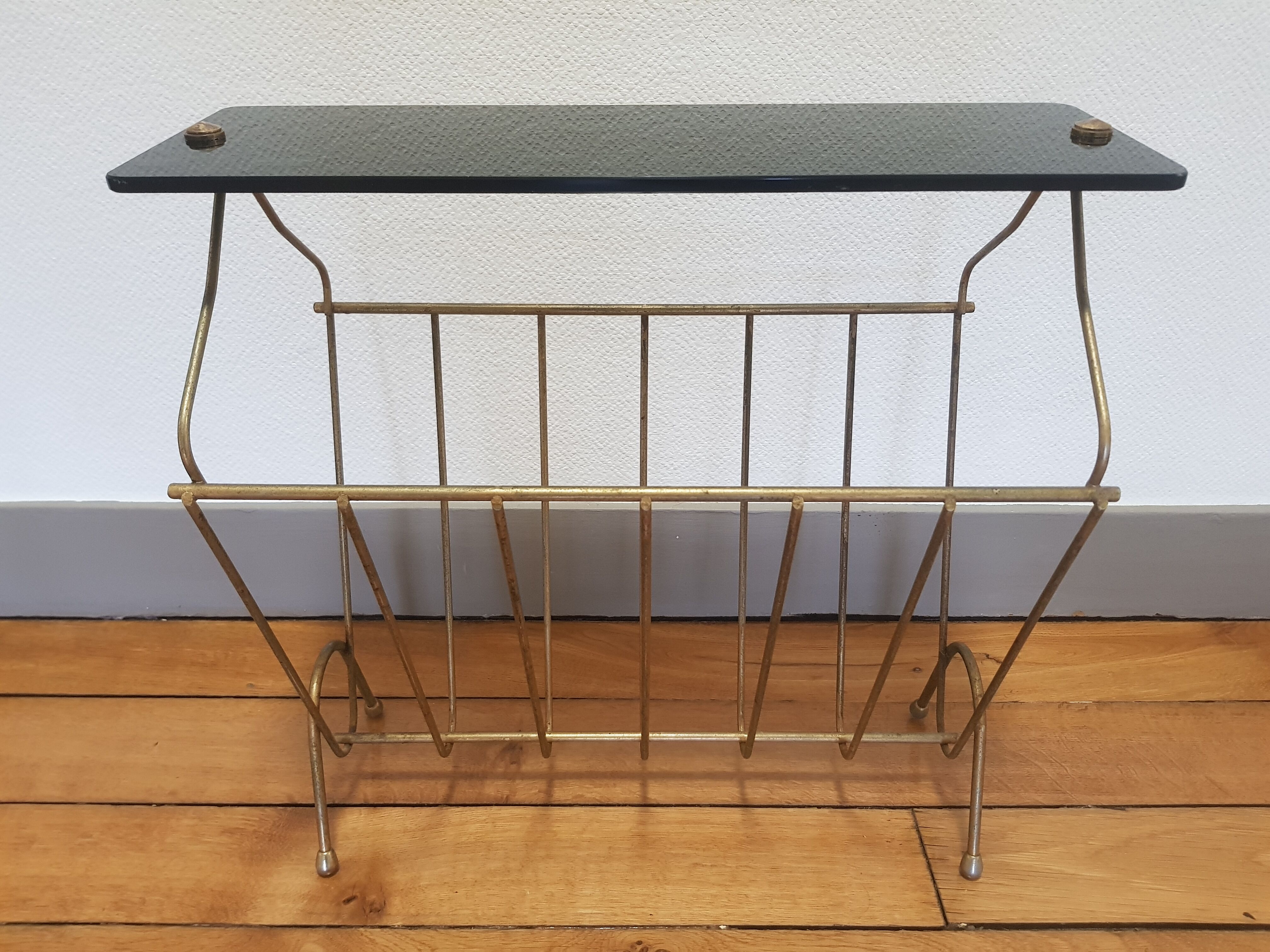 Magazine holder with glass tablet