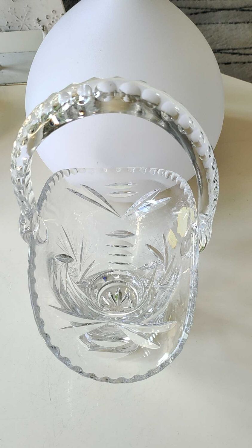 Decorative basket/fruit basket in Beyer cut crystal. Starry/leafy motifs
