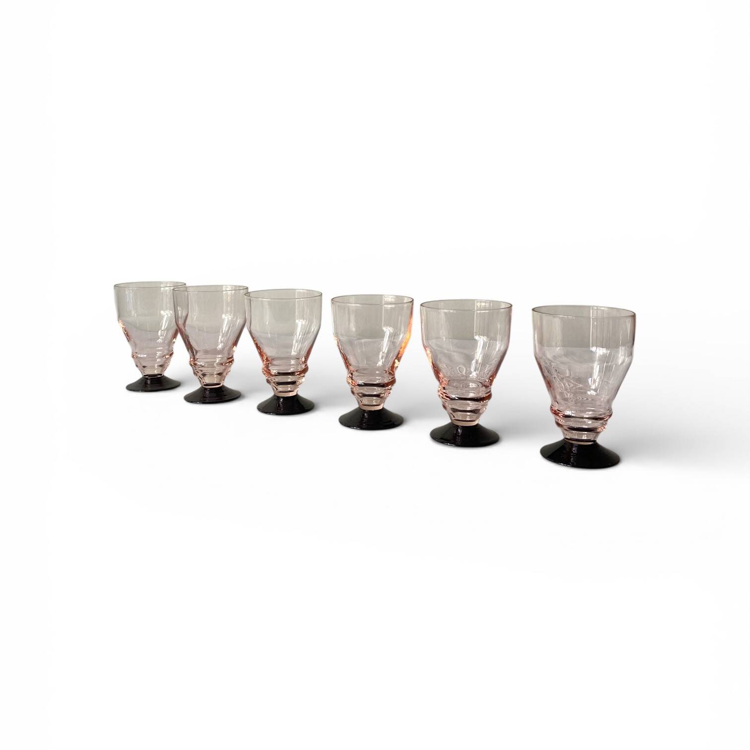6 small Art Deco pink glasses with black stems, 7 cl.