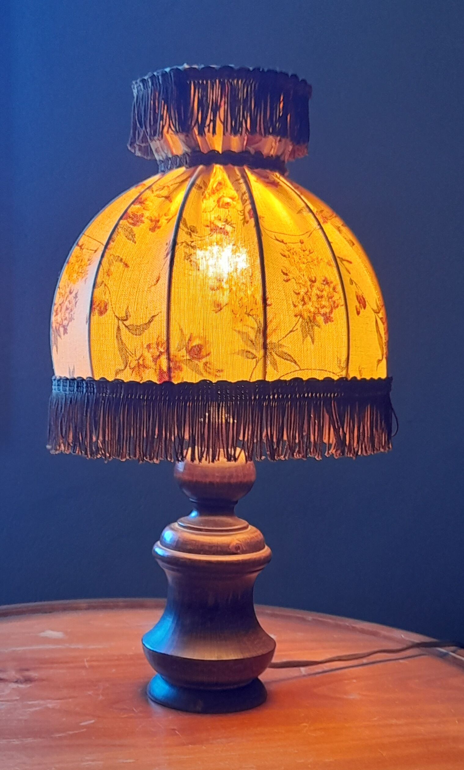 Lampe de chevet bois tourné abat jour dôme écru fleurs et marron, rustique & romantique, années 50