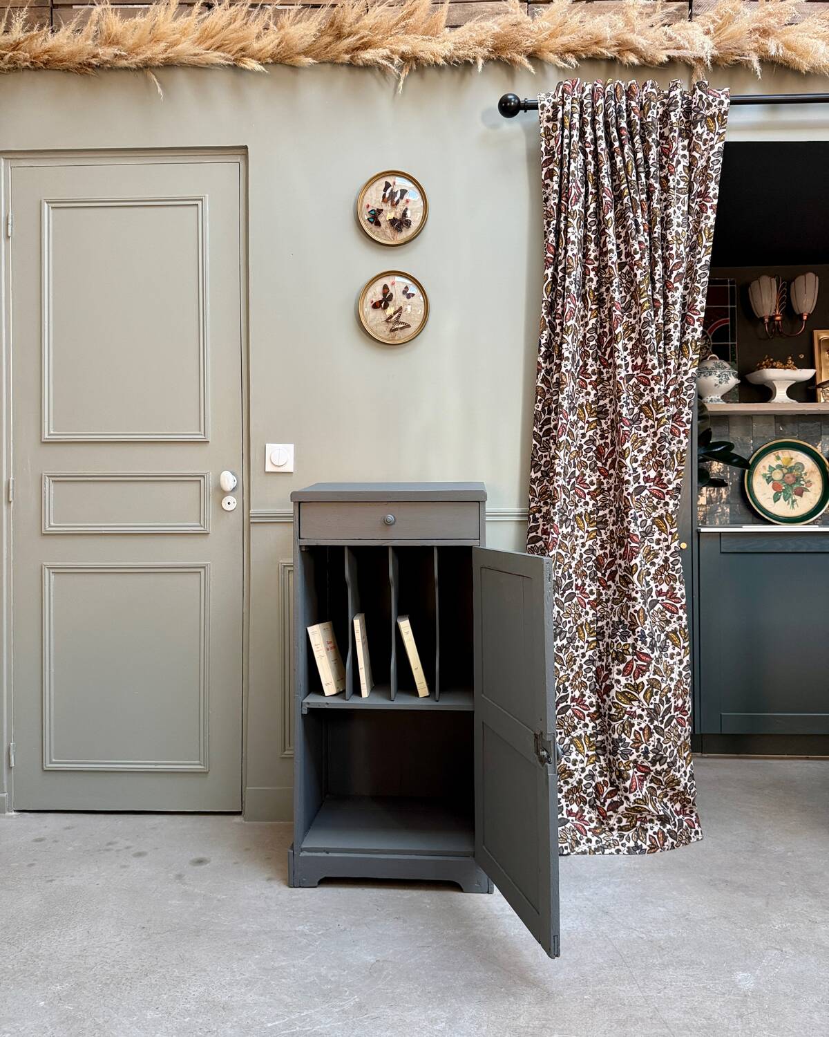 Trade furniture, vinyl furniture (renovated)