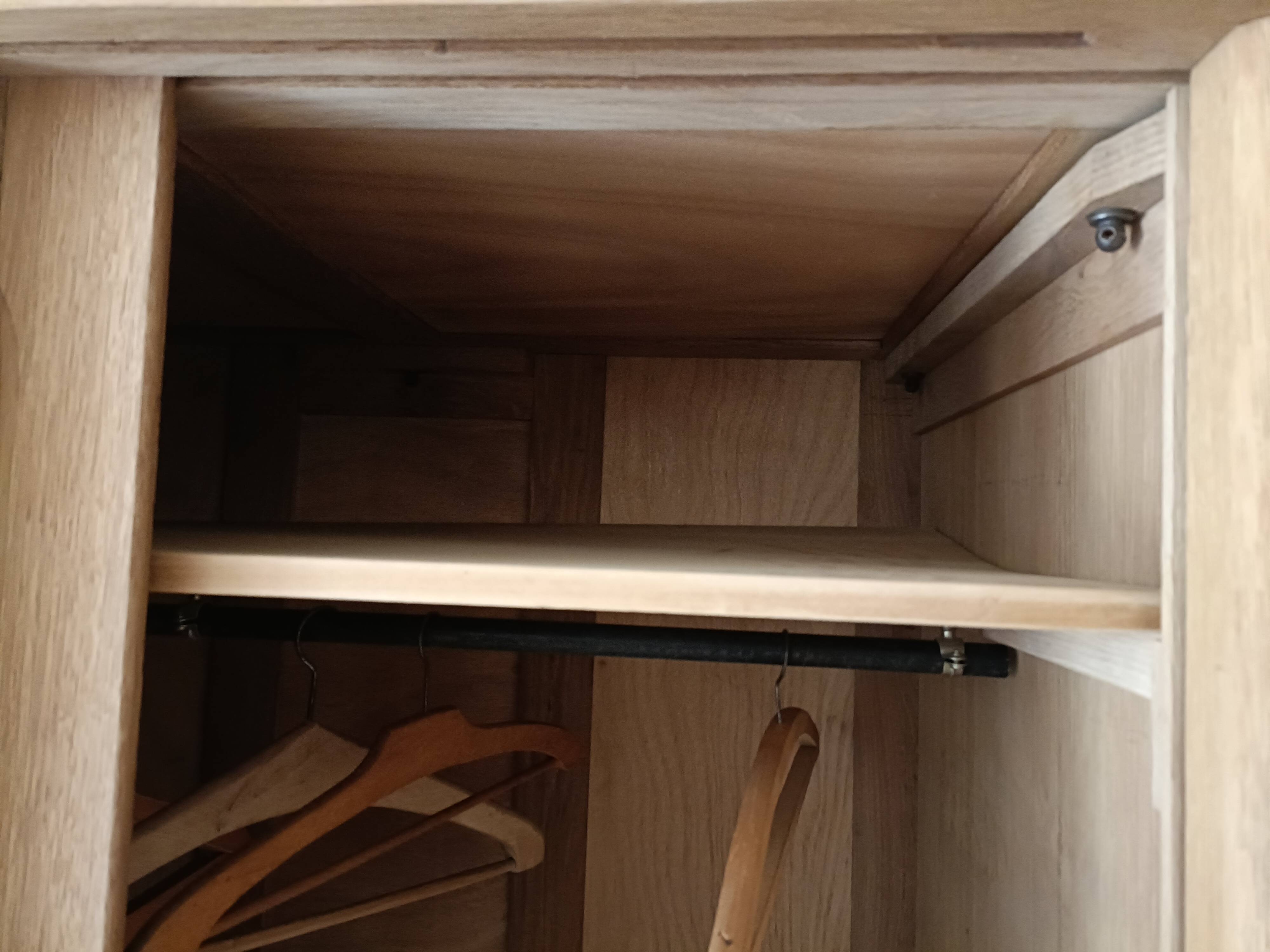 Wardrobe/sliding doors and tapered legs