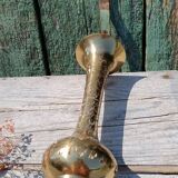 Grand vase en laiton doré et gravé