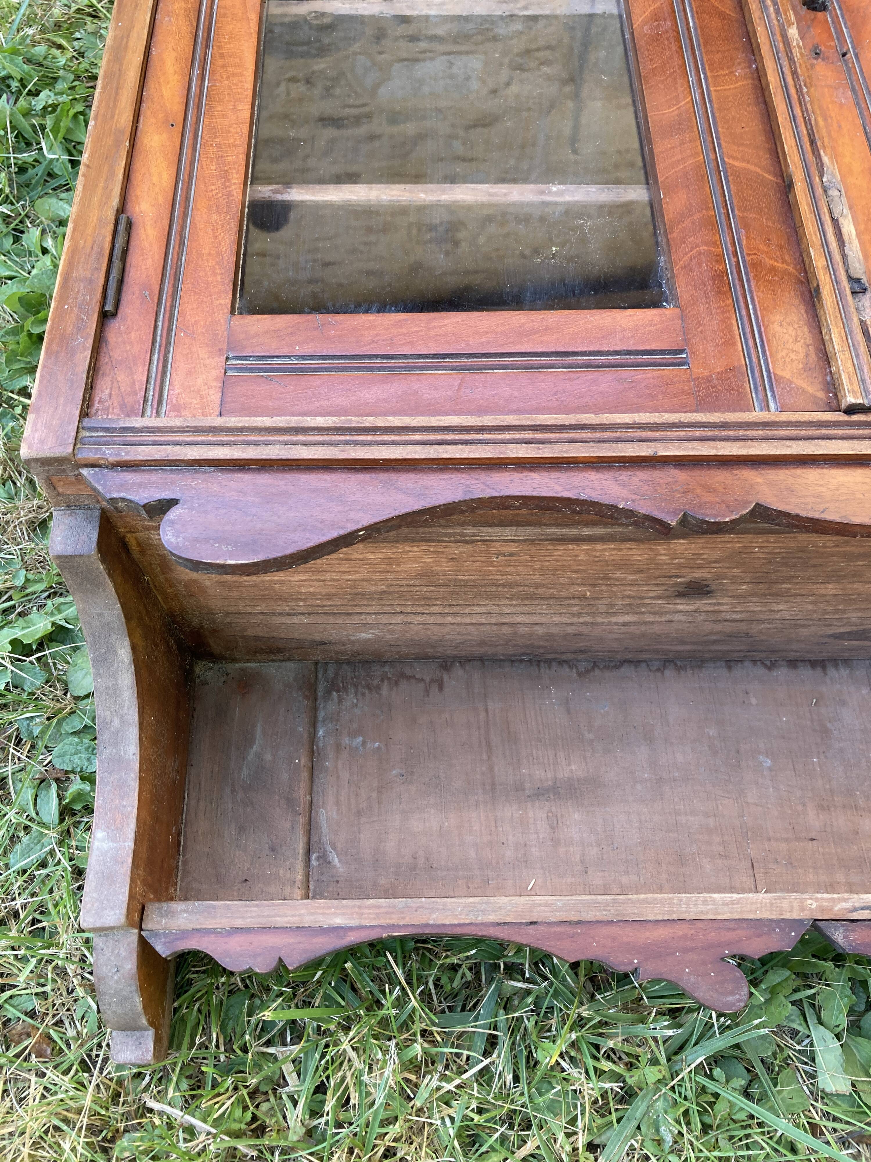 Wall display cabinet