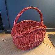 Panier en rotin peint en rouge