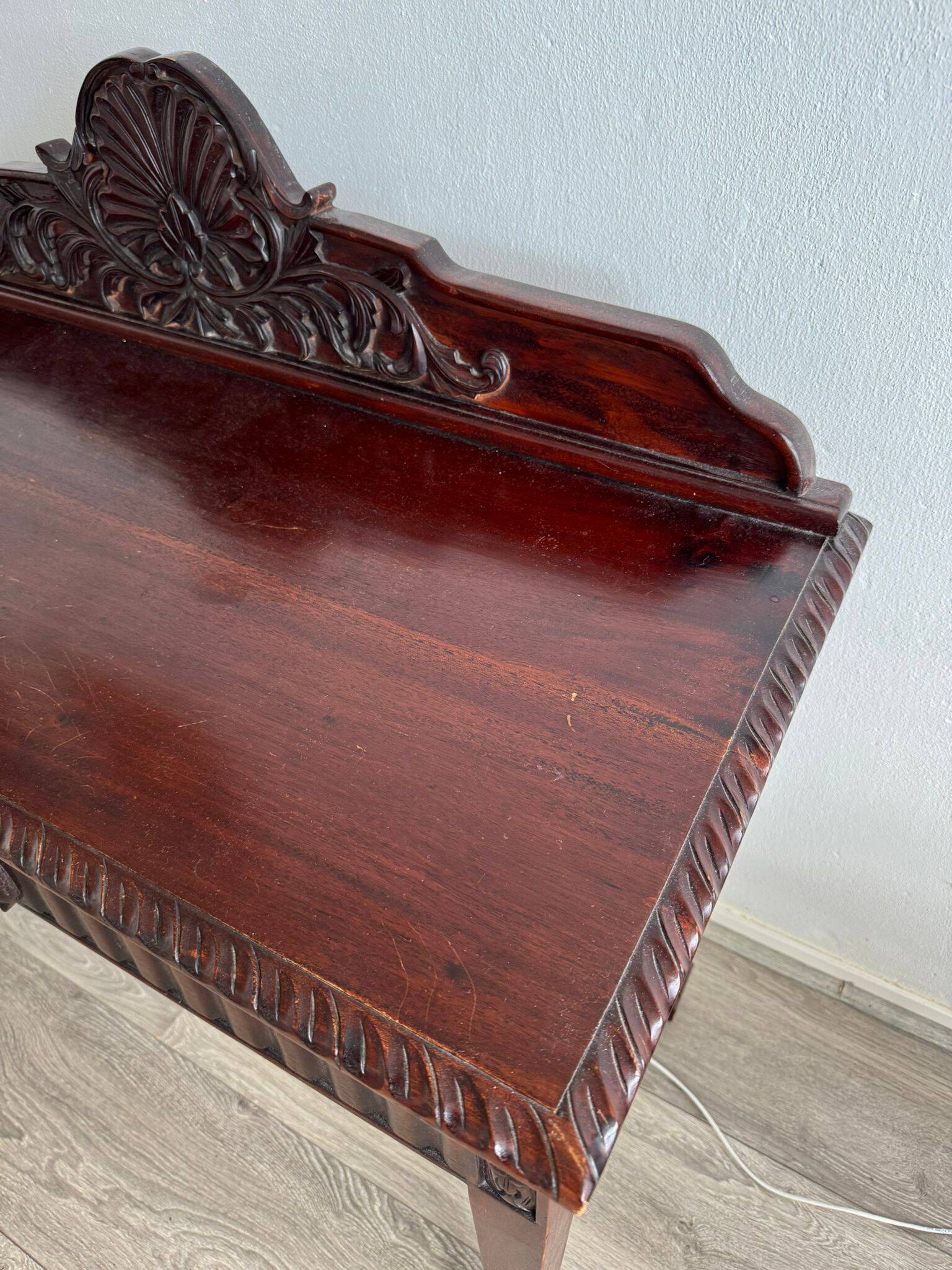 Table d'appoint de style édouardien finement sculptée