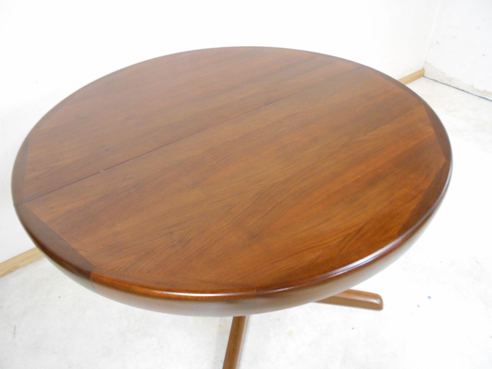Expandable round teak table