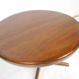 Expandable round teak table
