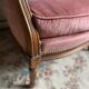 Petit fauteuil Louis XVI en velours vieux rose, assise déhoussable – Chic et confortable
