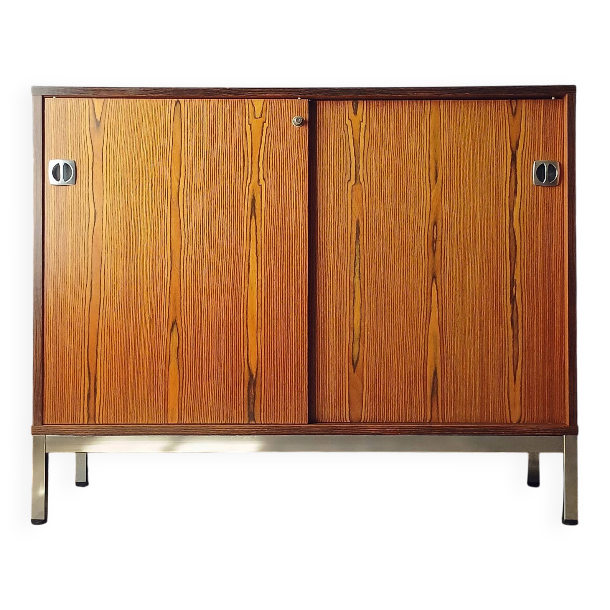 2-door sliding furniture in the style of F. Knoll, veneered teak.