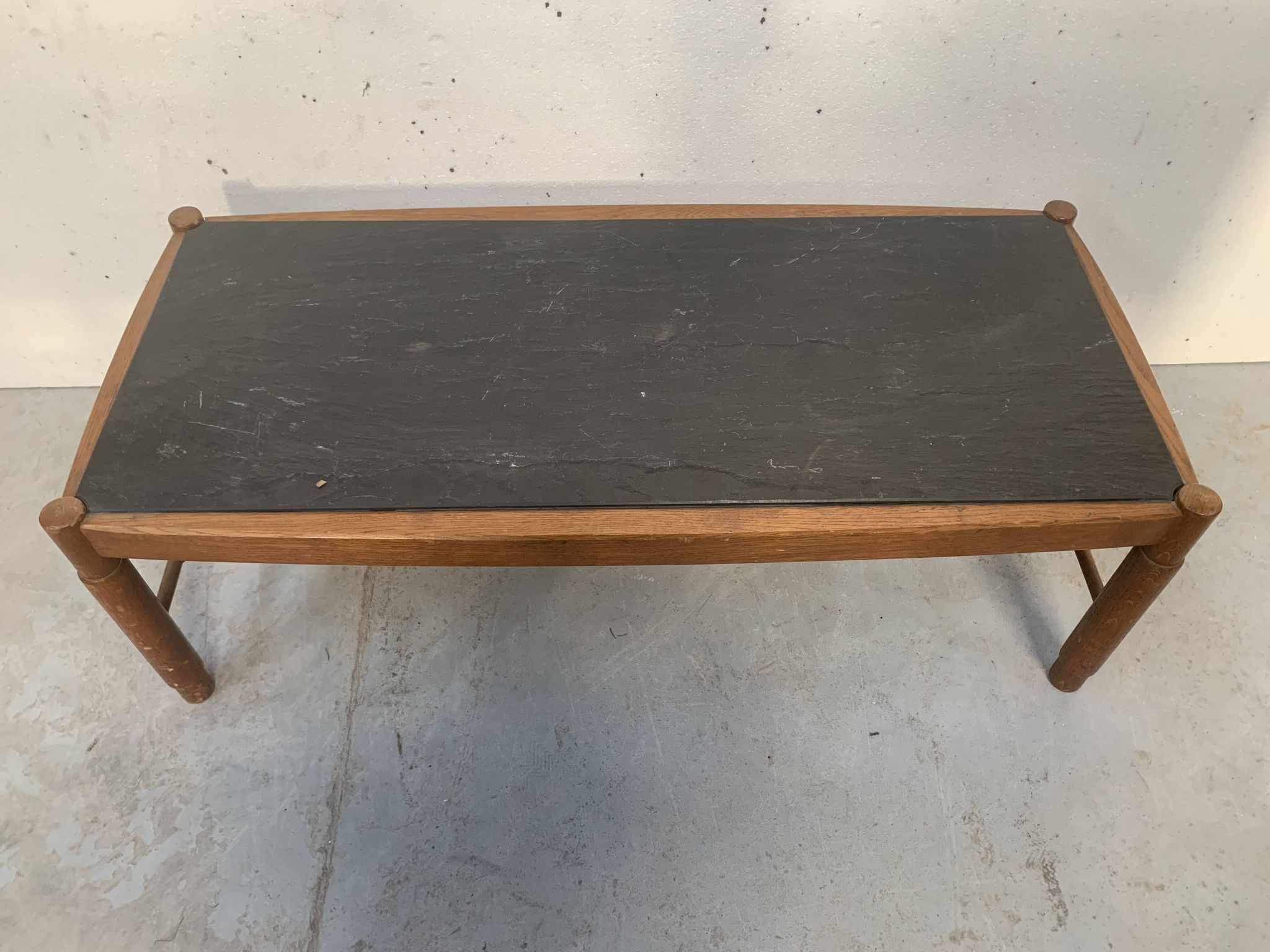 Table de salon en chêne et plateau d'ardoise XX siècle