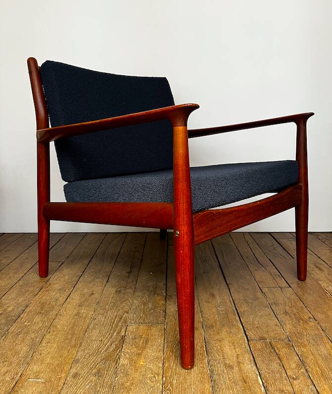 Fauteuil danois en teck et bouclette bleu