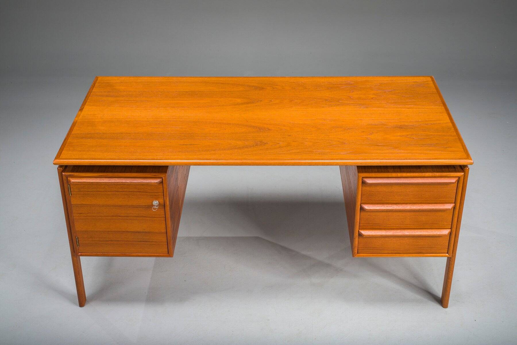 Mid-century modern teak freestanding desk from GV Møbler, 1960s