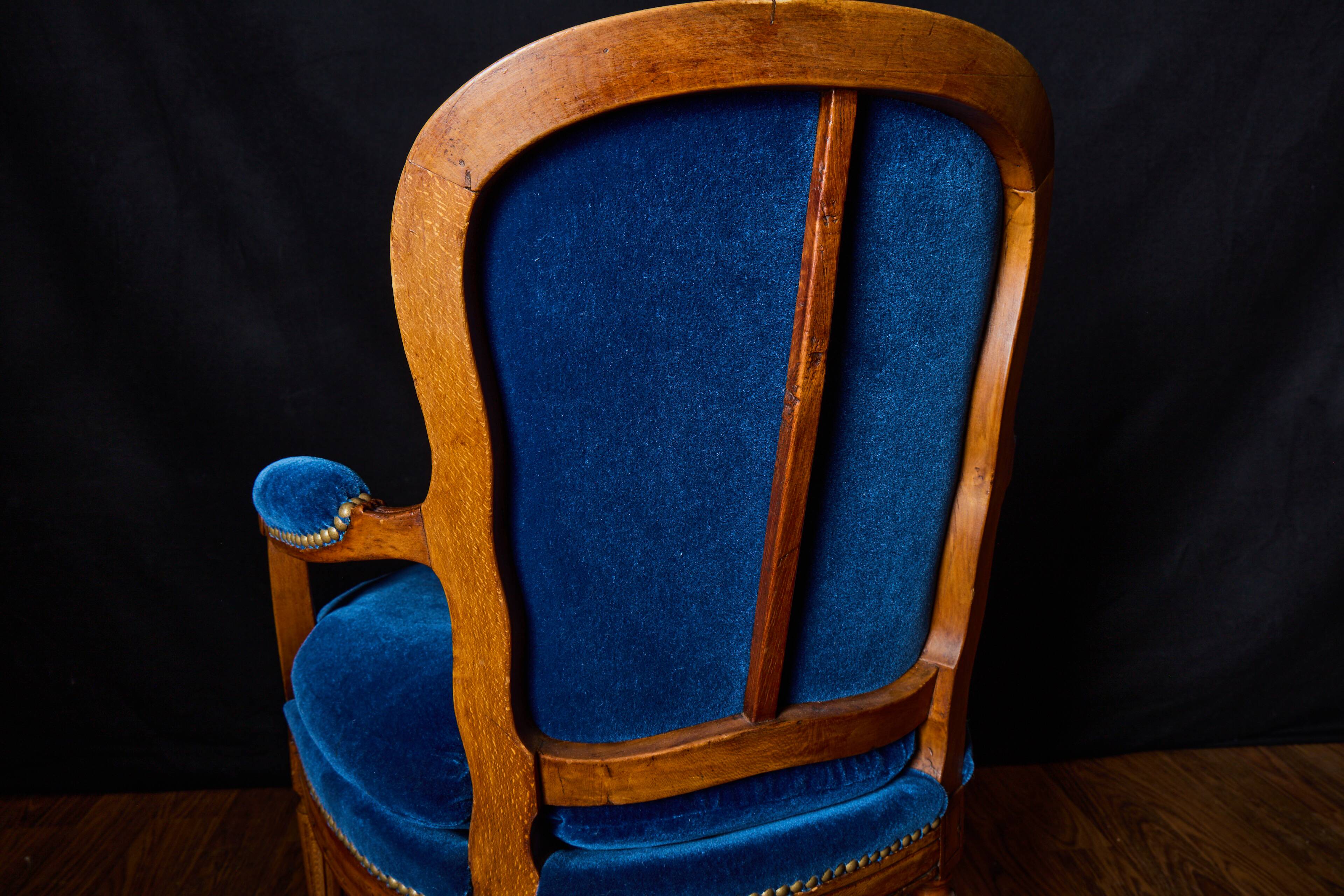 Paire de fauteuils de style Louis XVI rénovés en velours bleu