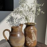 Carafe en grès du Berry beige à frises et motifs géométriques quadrillés
