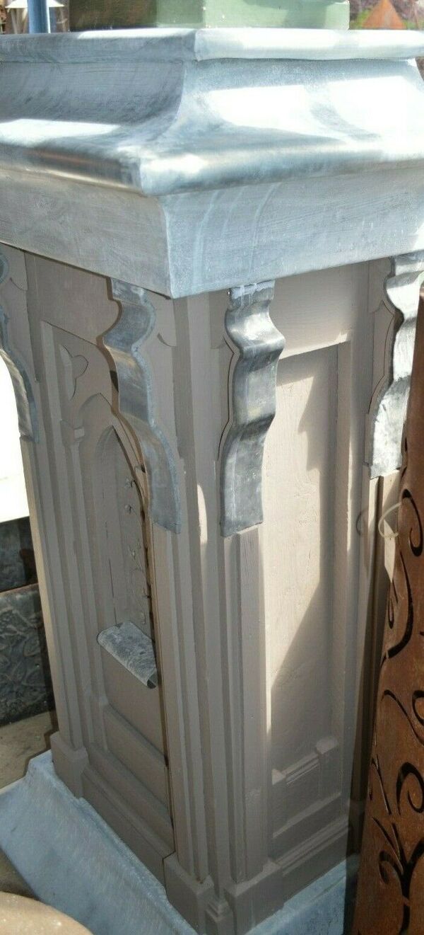 Socle en bois et zinc