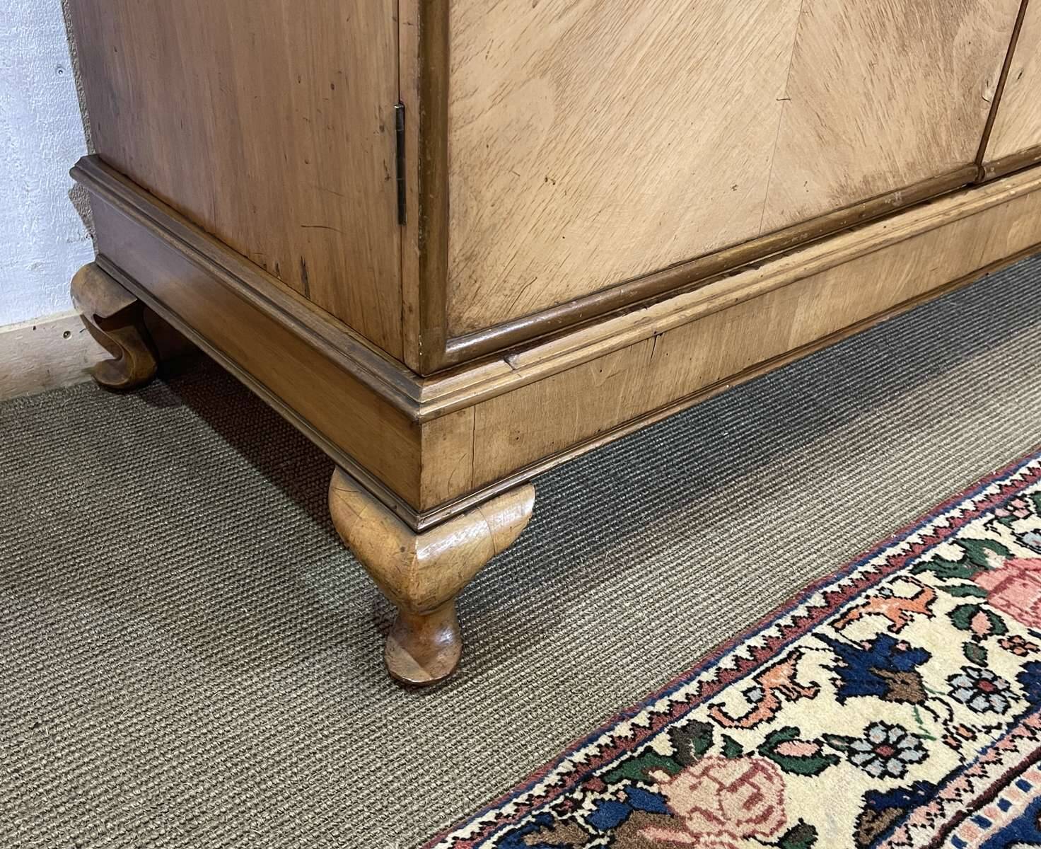 Penderie anglaise art déco en noyer des années 1930