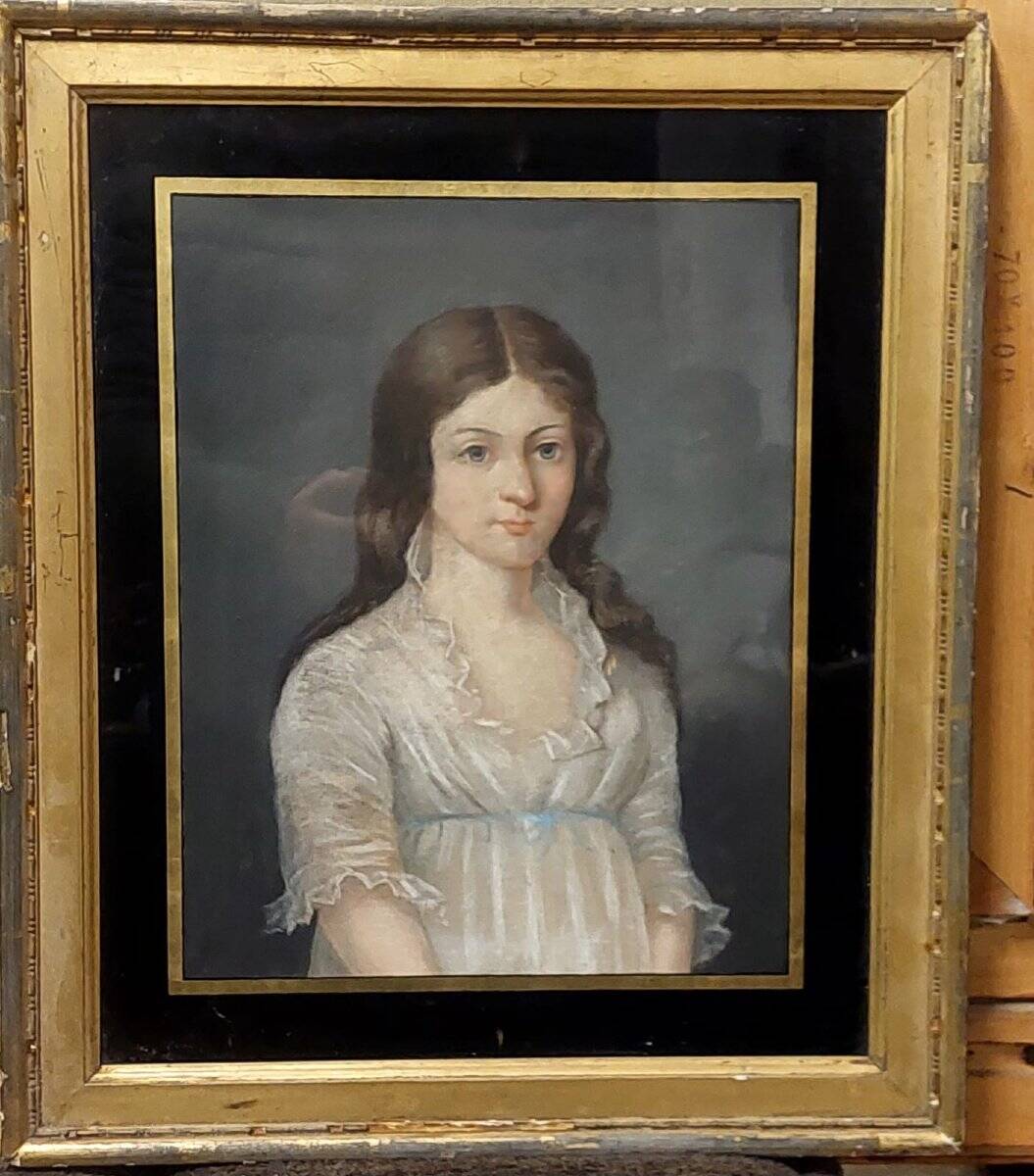 Portrait ancien au pastel sur toile d'une jeune noble, signé et daté 1899 au dos, cadre doré.