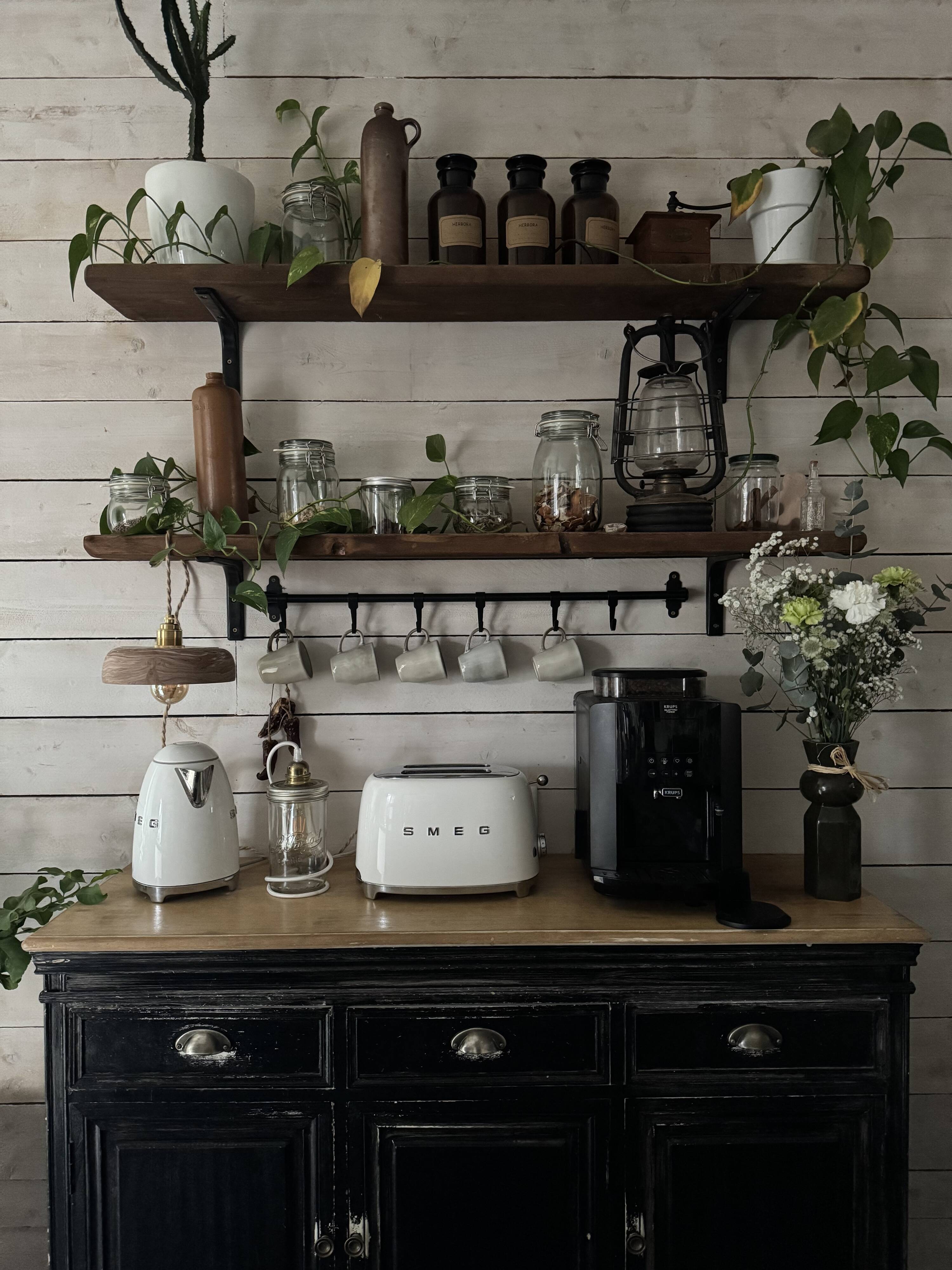 Handcrafted portable lamp with a marbled stone effect