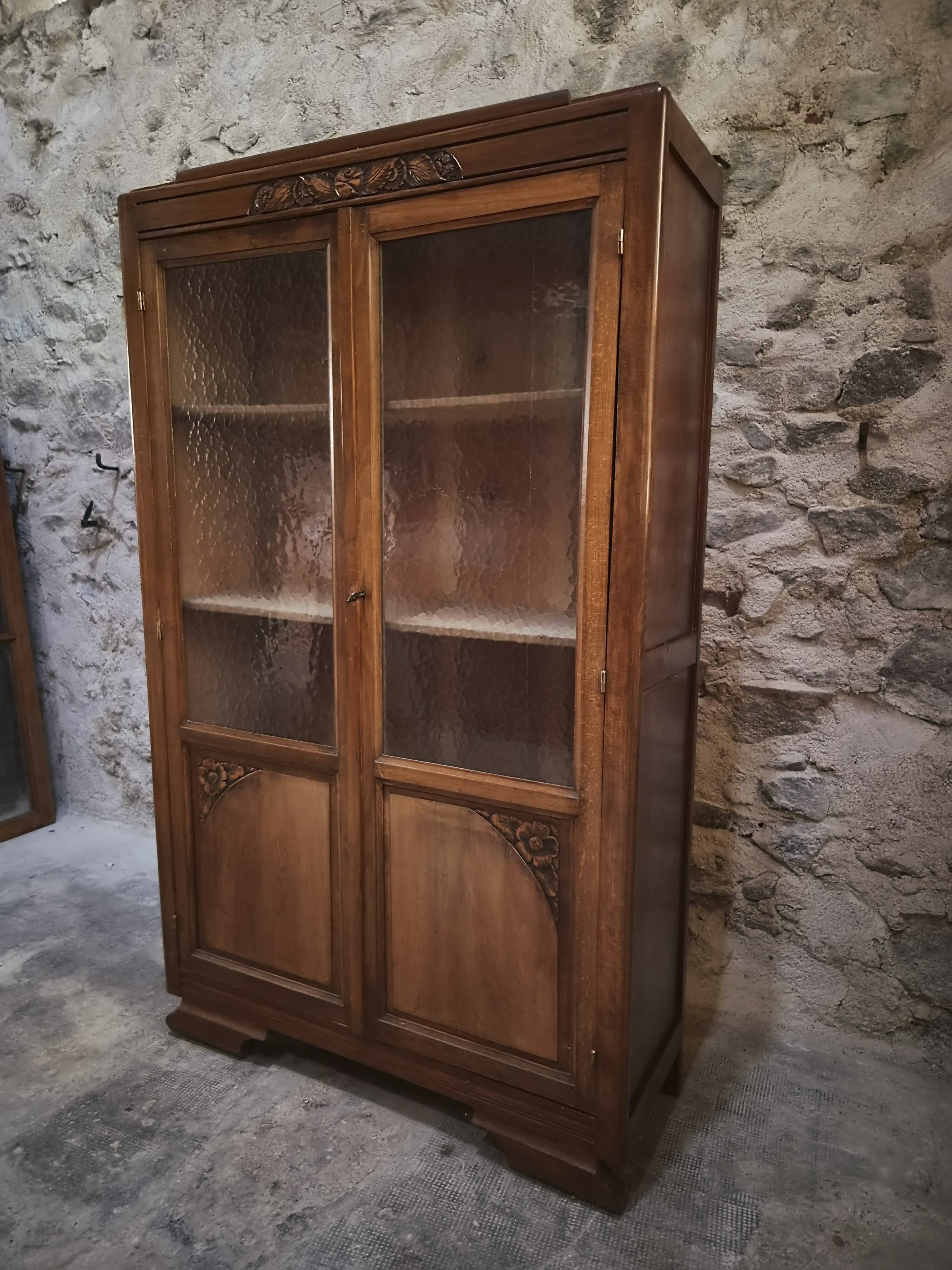 Vitrine française vintage en hêtre, bibliothèque à porte vitrée, meuble Art déco, vers 1930–1950